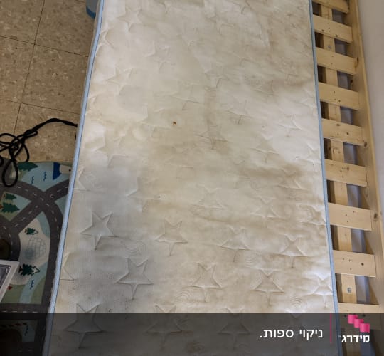 מזרן מלוכלך על מסגרת עץ, מתאים לניקוי ספות